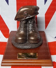 APT Corps Presentation Boot & Beret Figure Mahogany base